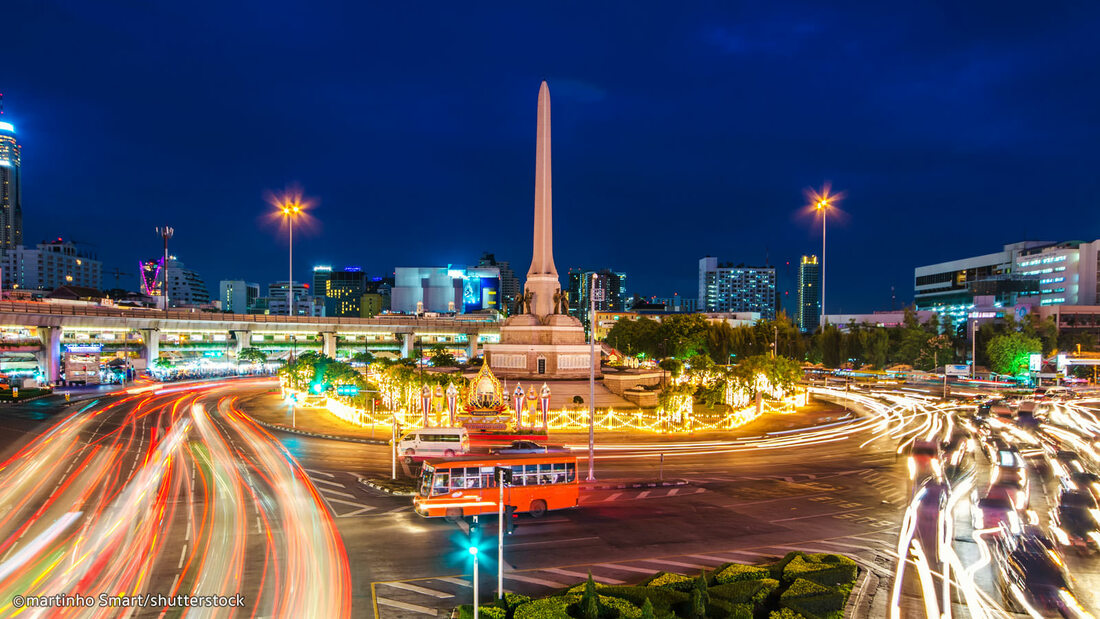 Victory Monument at night.