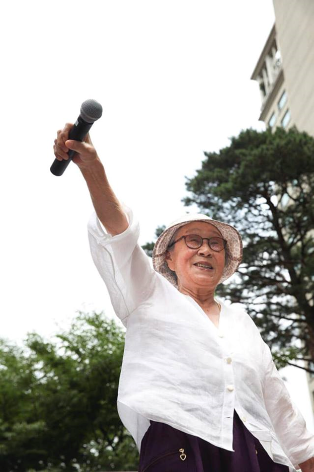 It is with grave sadness that I inform you that Bok-Dong Kim, a peace advocate and human rights activist, passed away yesterday. She was 93. A few months ago, on September 3, 2018, despite having had surgery five days prior, she staged a solo protest in pouring rain, demanding the disbandment of the Reconciliation and Healing Foundation.